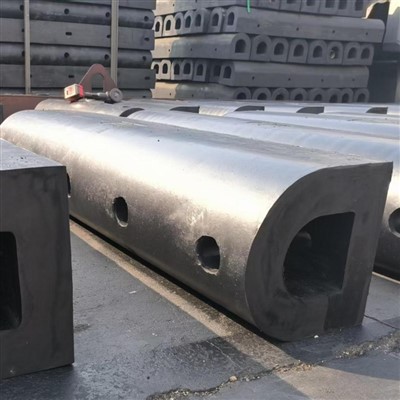 Defensa de goma en forma de D